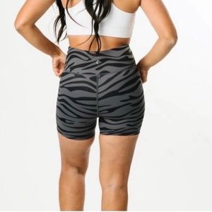 NWT!! Zyia Gray Safari Shorts light n tight hustle shorts 4” large